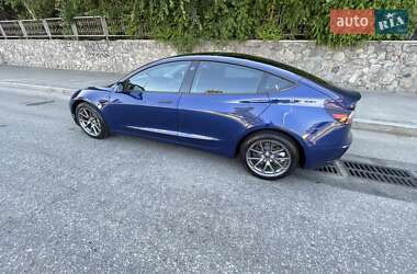 Седан Tesla Model 3 2022 в 