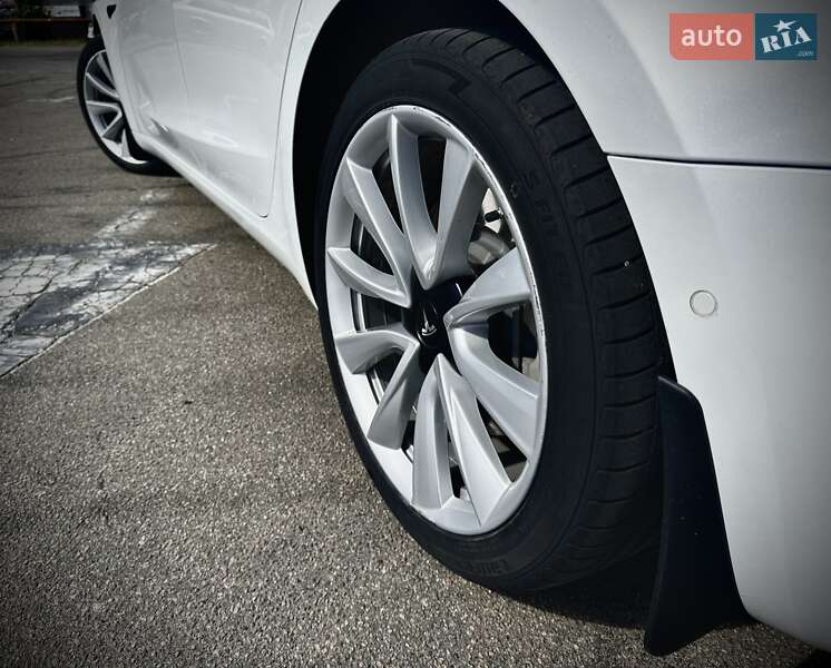 Седан Tesla Model 3 2020 в Києві