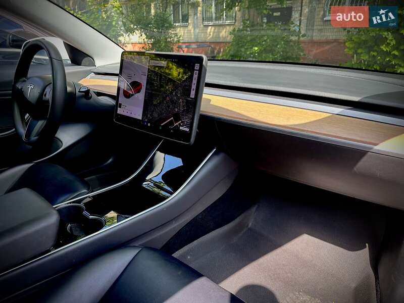 Седан Tesla Model 3 2020 в Києві