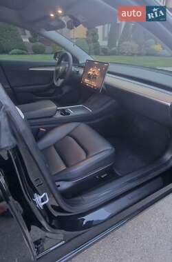 Седан Tesla Model 3 2023 в 