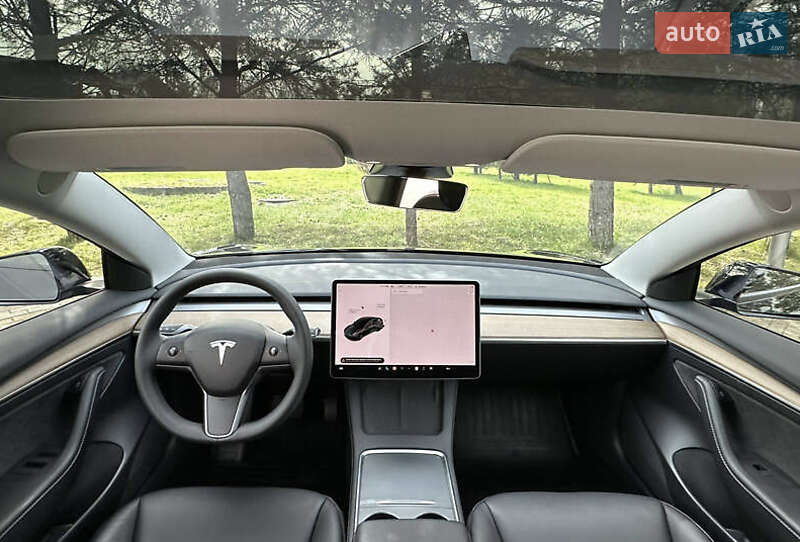 Седан Tesla Model 3 2023 в Івано-Франківську