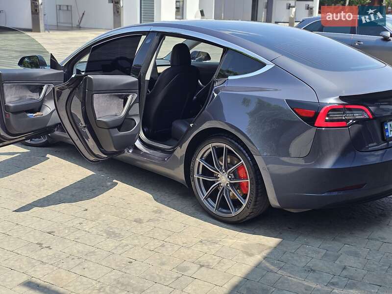 Седан Tesla Model 3 2020 в Ужгороді