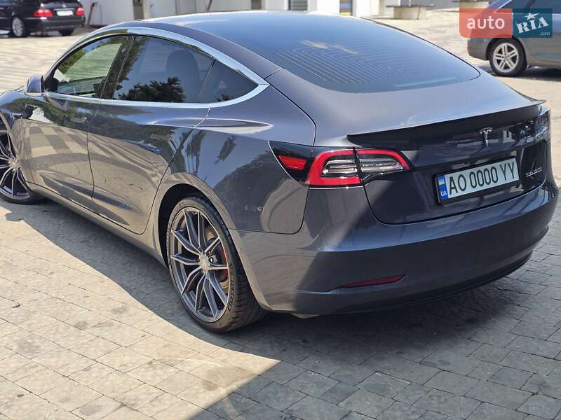 Седан Tesla Model 3 2020 в Ужгороді