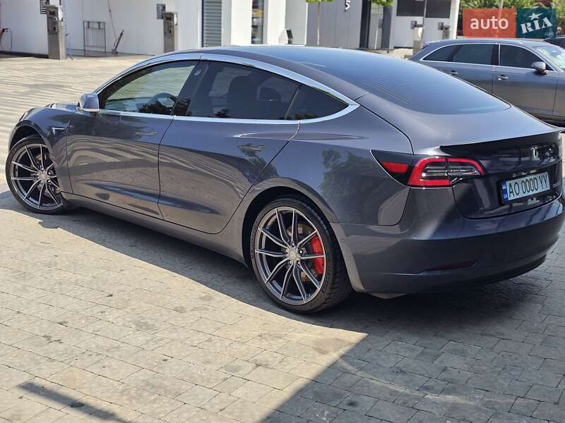 Седан Tesla Model 3 2020 в Ужгороді