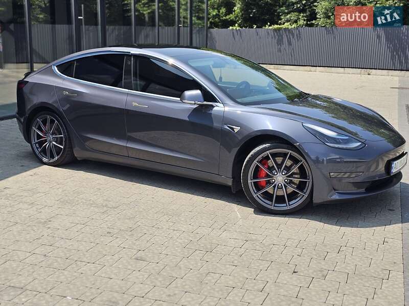 Седан Tesla Model 3 2020 в Ужгороді
