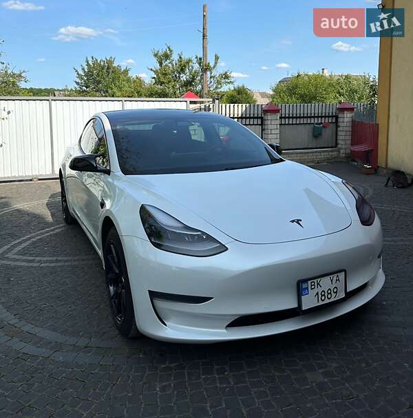 Седан Tesla Model 3 2021 в 