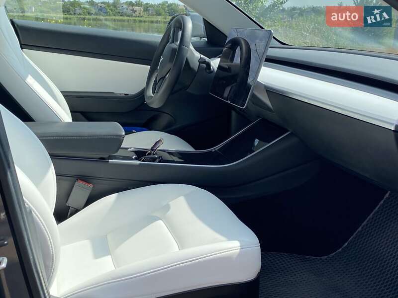 Седан Tesla Model 3 2020 в Кривому Розі