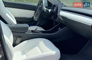 Седан Tesla Model 3 2020 в 