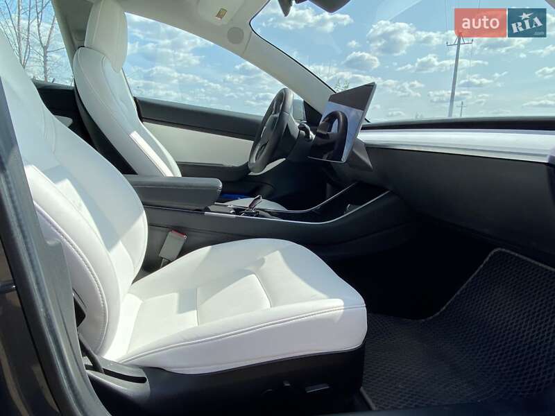 Седан Tesla Model 3 2020 в Кривому Розі