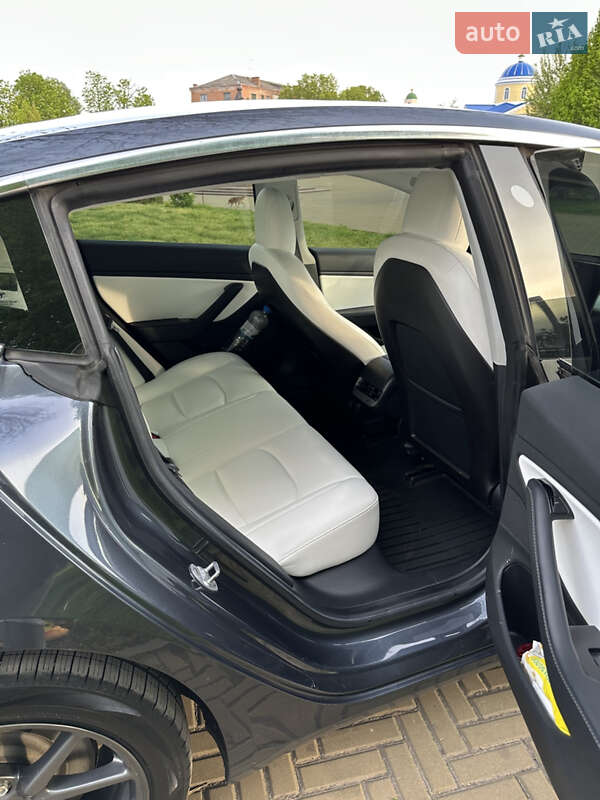 Седан Tesla Model 3 2019 в Прилуках