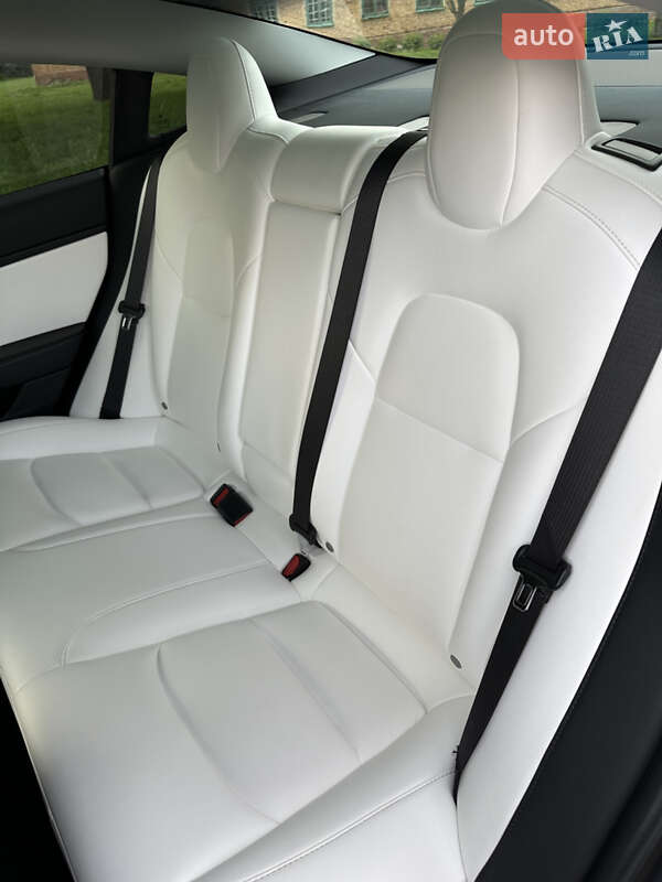 Седан Tesla Model 3 2019 в Прилуках