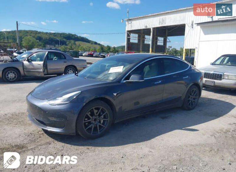 Седан Tesla Model 3 2019 в Прилуках