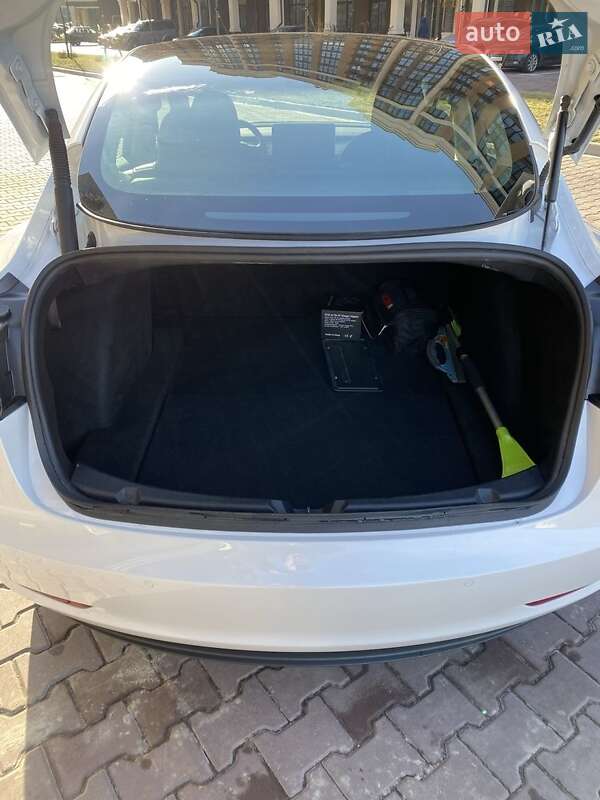 Седан Tesla Model 3 2022 в Киеве