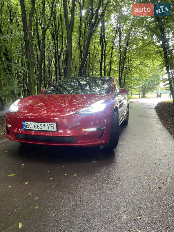 Седан Tesla Model 3 2018 в Львове