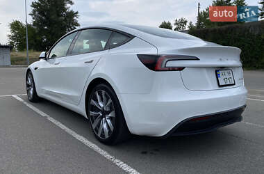 Седан Tesla Model 3 2024 в 