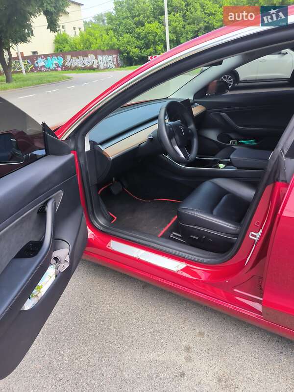 Седан Tesla Model 3 2019 в Чернигове