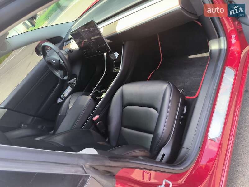 Седан Tesla Model 3 2019 в Чернигове