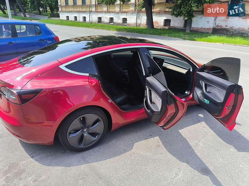 Седан Tesla Model 3 2019 в Чернигове
