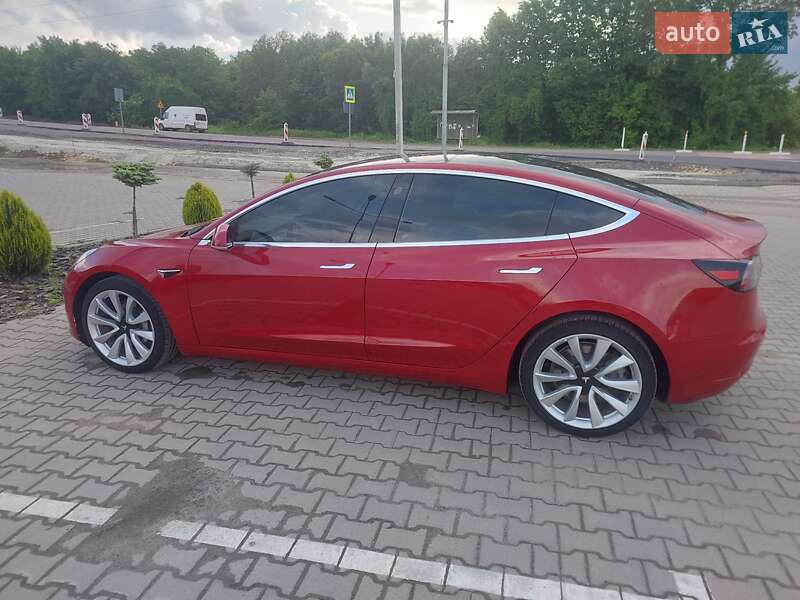Седан Tesla Model 3 2018 в Львове