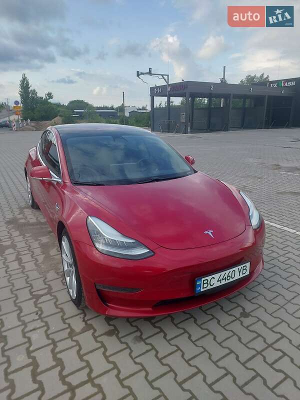Седан Tesla Model 3 2018 в Львове
