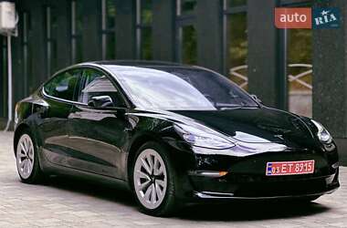 Седан Tesla Model 3 2022 в 