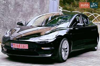 Седан Tesla Model 3 2022 в 