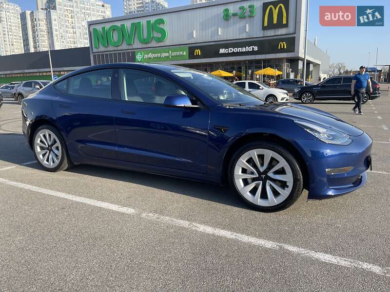 Седан Tesla Model 3 2022 в Киеве