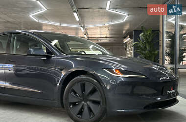 Седан Tesla Model 3 2024 в 