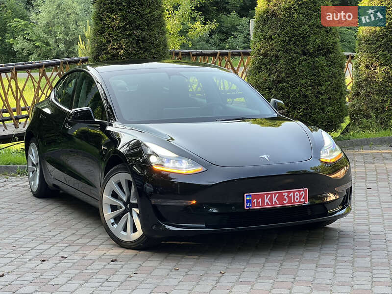 Седан Tesla Model 3 2022 в Дрогобыче