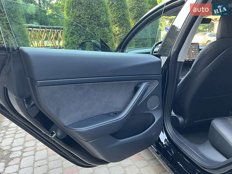 Седан Tesla Model 3 2022 в Дрогобыче