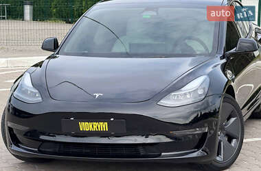 Седан Tesla Model 3 2022 в 