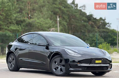 Седан Tesla Model 3 2022 в 
