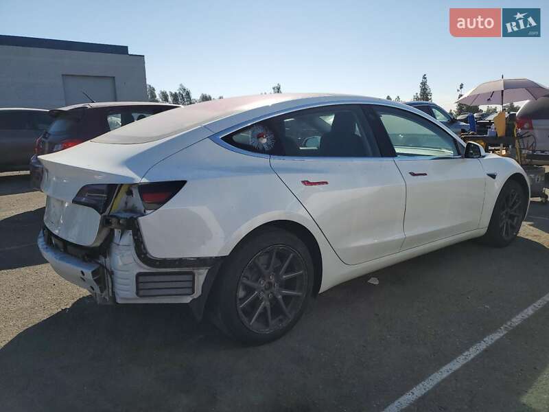 Седан Tesla Model 3 2018 в Львове