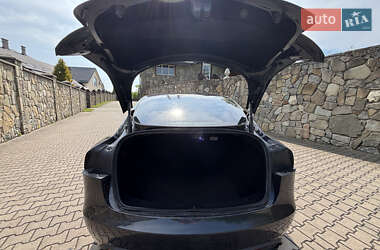 Седан Tesla Model 3 2024 в 