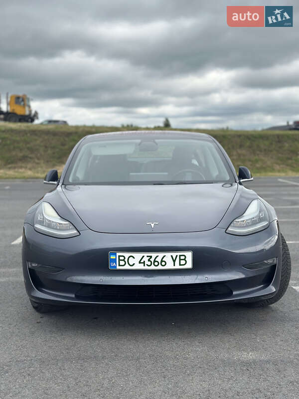 Седан Tesla Model 3 2018 в Львове