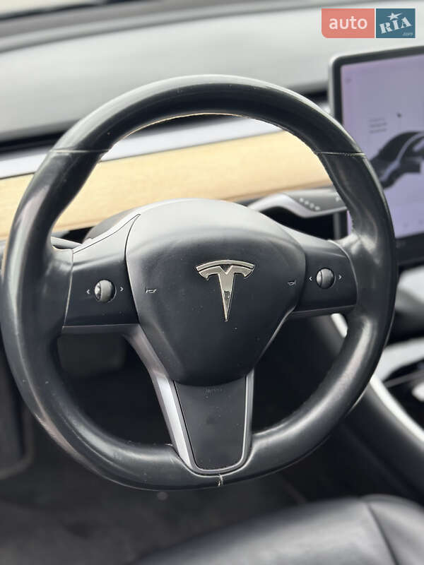 Седан Tesla Model 3 2018 в Львове