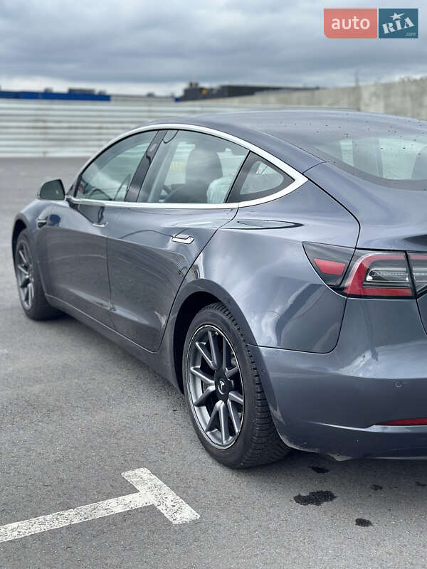Седан Tesla Model 3 2018 в Львове