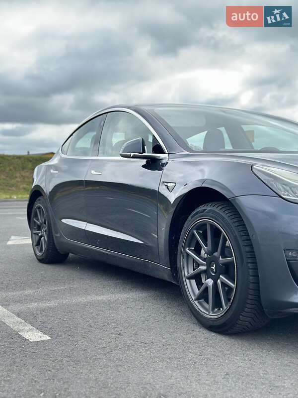 Седан Tesla Model 3 2018 в Львове