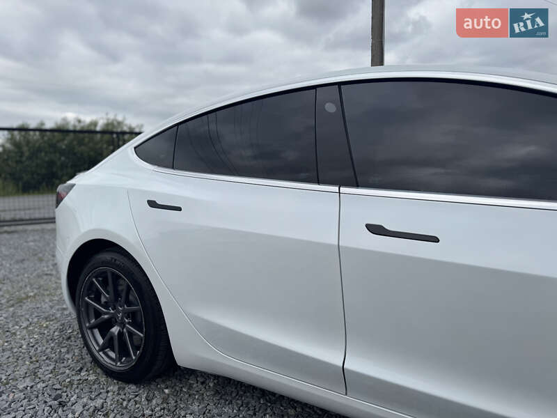 Седан Tesla Model 3 2020 в Дрогобыче