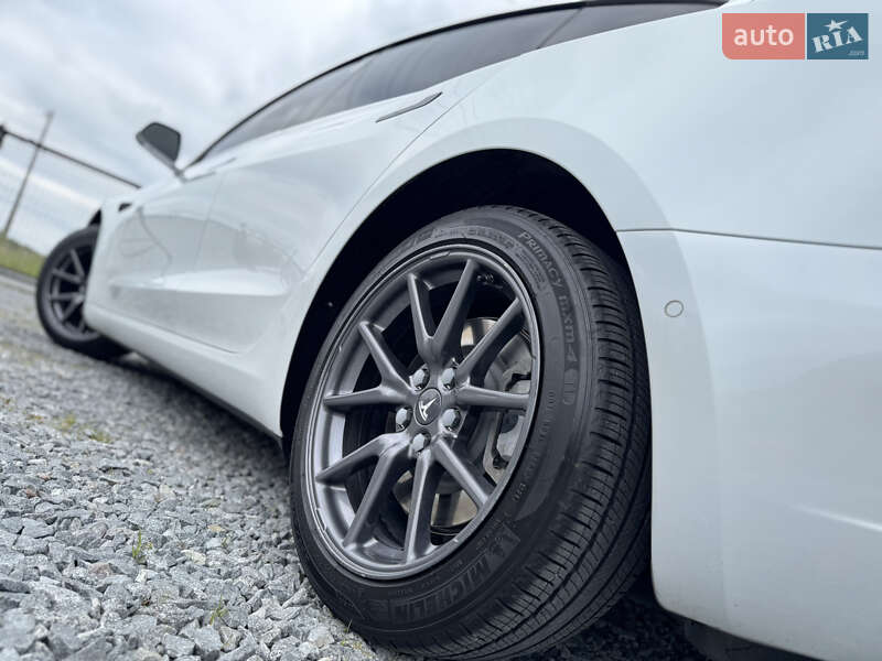 Седан Tesla Model 3 2020 в Дрогобыче