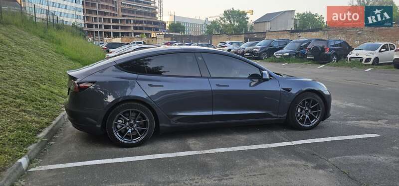 Седан Tesla Model 3 2023 в Києві