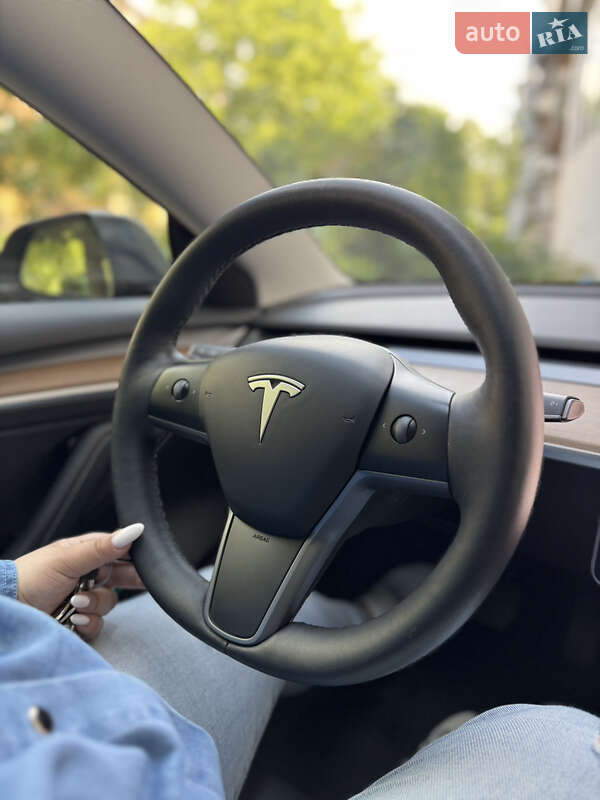 Седан Tesla Model 3 2022 в Трускавце
