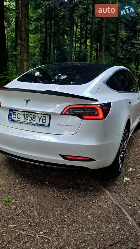 Седан Tesla Model 3 2020 в Стрию