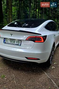 Седан Tesla Model 3 2020 в 