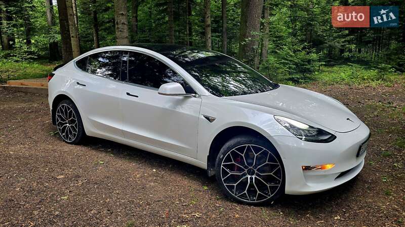 Седан Tesla Model 3 2020 в Стрию