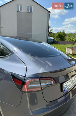 Седан Tesla Model 3 2023 в 