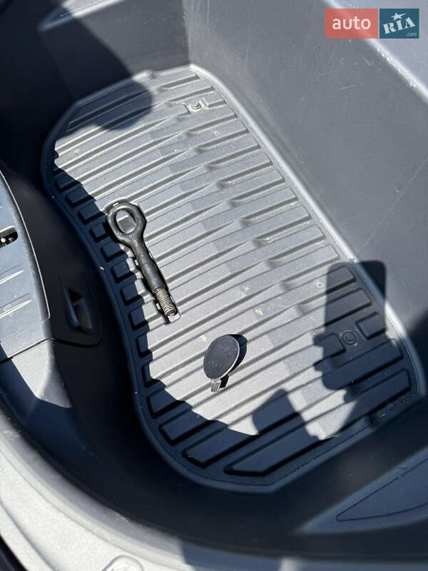 Седан Tesla Model 3 2023 в Жовкве