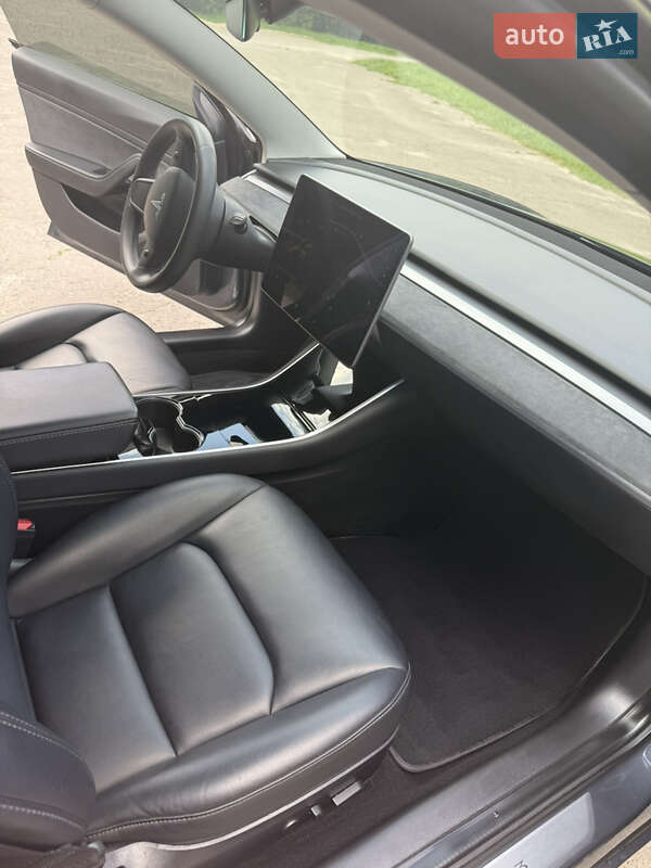 Седан Tesla Model 3 2019 в Львове