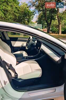 Седан Tesla Model 3 2020 в 