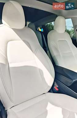 Седан Tesla Model 3 2020 в 